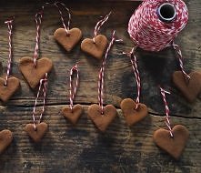 Pierniczki są świetne na zimowe świąteczne wieczory możecie upiec je same (foremki na 100% mżecie kupić już teraz w Empiku) albo możecie kupić pyszne korzenno cynamonowe piernic...