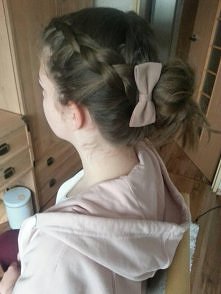 Zakochałam się w tej fryzurze.  Niestety sama nie umiem jej wykonać.  Moje zdolności fryzjerskie ograniczają się do dobieranego i kłosa ;)/ Zuza