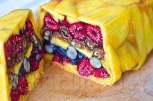 Teryna z mango, daktyli i owoców leśnych
ILOŚĆ: 8 Porcje

SKŁADNIKI

Mango – 2 sztuki
Maliny – 1 koszyczek
Borówki – 1 koszyczek
Daktyle – 1 garść
Żelatyna – 3 łyżeczki
Cointrea...