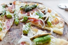 Pizza ze szparagami, pieczarkami, cebulą, boczkiem i "białym sosem"

Pizza cienka i chrupiąca z rozgrzanego kamienia lub blaszki.
Pizzę można piec na rozgrzanym kamien...