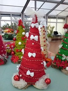 Czerwona, świąteczna, własnoręcznie zrobiona choinka.