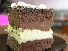 Placek czekoladowo-chałwowy z bezami

Biszkopt:
8 jajek
1,5 szklanki cukru
25 dag mąki
5 dag kakao
2 płaskie łyżeczki proszku do pieczenia

Masa z chałwą:
20 dag chałwy
4 żółtka...