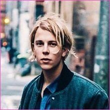 Tom Odell-młody świetnie zapowiadający się wokalista.Jego piosenka została wykorzystana m.in. w Zostań,jesli kochasz "Heal"