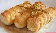 Składniki:
Ciasto:
1/2 kg mąki tortowej
250 g masła
25 dag śmietany
szczypta soli
Krem:
200 g masła
1 laska wanilii
1 budyń waniliowy
450 ml mleka
8 łyżek cukru
Dodatkowo:
1 żół...