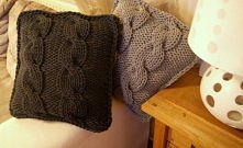 Poduszka ręcznie dziergana w oryginalny wzór będzie wspaniałym dodatkiem do każdego wnętrza. Idealna dla alergików nie zawiera pierza ani wełny. Wykonana z wysokiej jakości sznu...