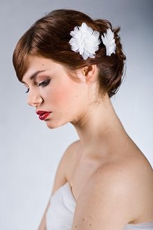 Trzy kwiatki z piórek do wpięcia we włosy - 018