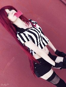 Nie waż się kwestionować mej lojalności. Nigdy nie pojmiesz, jak wiele mnie ona kosztuje. - Katarina