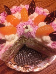 Zrobiłam pyszny Torcik o smaku malinowo-waniliowym ozdobiony pomarańczą i listkami czekolady.Miał szalone wzięcie.Polecam.