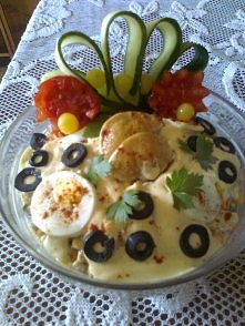 Pyszna sałatka myśliwska z prawdziwkami,oliwkami,pomidorami itd.szybko jest zjadana i zadawala wszystkim podniebienia.Polecam każdemu spróbować.Smacznego.