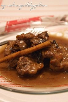 U mnie w domu już pachnie Świętami :) Przepis na karkówkę duszoną w czerwonym winie, z cynamonem i suszonymi śliwkami znajdziecie na blogu :)