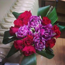 Bukiecik na konstrukcji.