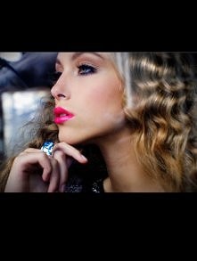 make up
Zuzanna Krzatala