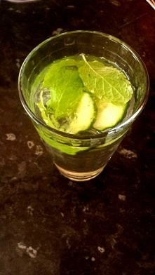 woda + mięta + ogórek = yum...
