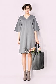 Niezbędnik: basic! Fundamenty kobiecej garderoby. Na czym polega ich fenomen?

TRAPEZ w nowym wydaniu, bo opiewający ramiona. Obszerna, kimonowa sukienka to pole do popisu dla p...