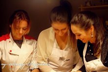 Kasia Rajkiewicz na imprezie andrzejkowej piecze szarlotkę :) Po więcej zdjęć ze spotkania z Kasią Rajkiewicz zapraszam na blog! :)