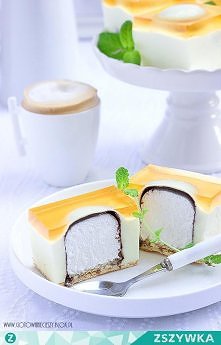 ciasto z niespodzianką
Składniki na formę 25x30 cm (12 porcji):



* ok. 20 herbatników

* 12 ciepłych lodów w czekoladzie

* 300 ml śmietany kremówki 

* 800 g waniliowego serk...