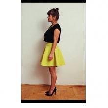 Sprzedam spodnice z grubej dwustronnej pianki.  Kolor zewnetrzny  limonka, wewnetrzny szary.  
Rozmiar S 

kontakt priv 
 fb: lukrencja