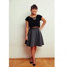 Sprzedam rozkloszowana spodnice. Sztywna pianka. Kolor zewnetrzny szary, wewnetrzny limonkowy. Rozmiar S fb. lukrencja