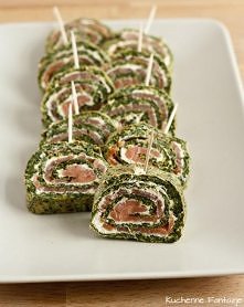 Rolada ze szpinakiem, wędzonym łososiem i serkiem chrzanowym