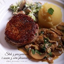 Stek z polędwicy wołowej z pieczarkami i sosem z sera z niebieską pleśnią. Obiad iście świąteczny, więc polecam na nadchodzące Święta Bożego Narodzenia.