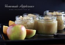 Domowy mus jabłkowy pachnący cynamonem. W zależności od pożądanej konsystencji mus jabłkowy miksujemy blenderem lub ugniatamy widelcem/ugniataczem do ziemniaków. Gotowy mus jabł...