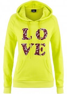 Bluza z atrakcyjną aplikacją.