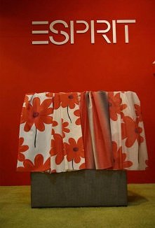 Marka Esprit znana głównie z dobrej jakości ubrań, wprowadziła do sprzedaży także tkaniny, Wzory inspirowane naturą to motywy, które w każdym domu świetnie pasują .