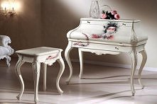 Piękny pastelowy sekretarzyk z litego drewna. Delikatny wzór z pewnością spodoba się tym, którzy lubią dyskretną i stonowaną elegancję. Od Rad-Pol meble stylowe.