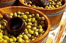 Mięsne kluski z hiszpańskimi oliwkami

Składniki na farsz: udko z indyka, włoszczyzna, zielone lub czarne hiszpańskie oliwki, łyżka gęstej śmietany, suszone pomidory, seler naci...