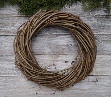 Baza pod wianek. Materiały: Gałęzie dzikich winogron. Średnicy ok. 35 cm.