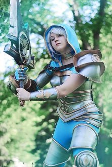 Złamała swój miecz, niszcząc więzi łączące ją z przeszłością i wyruszyła na narzucone sobie wygnanie − w poszukiwaniu odkupienia oraz ratowania noxiańskich ideałów, w które wier...