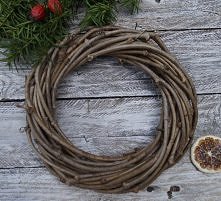 Podstawa pod wianek. Materiały: Gałęzie dzikich winogron. Średnicy ok. 35 cm.