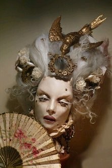 Rokokowa lalka. Trochę jak wampir