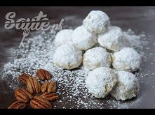 Świąteczne ciasteczka śnieżki to przepyszne ciasteczka z orzechami pekan. Są bardzo słodkie i bardzo wciągające. Ich przygotowanie jest proste. Obejrzyj mój przepis na ciasteczk...