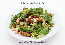 Sałatka z chorizo, białą fasolą i grzankami