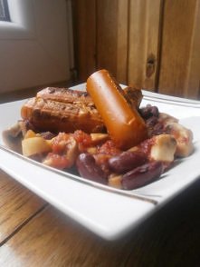 Wegetariańskie kiełbaski z fasolką w pomidorach