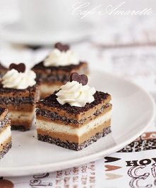 Przekładaniec z makiem i kremem kawowym