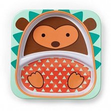 Posiłek z naczyniami Zoo czas zacząć! Twój maluch będzie zachwycony mając swój własny talerz, miskę i kubek z postacią ulubionego zwierzątka. Żywe kolory i zabawne postacie czyn...