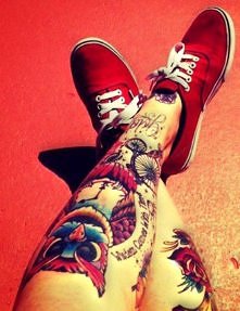 sowa tatuaż na nodze