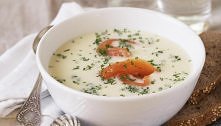 Zupa czosnkowa z wędzonym łososiem (480 kcal)