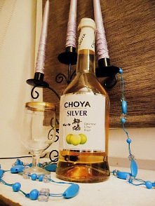 jeśli któraś z was uwielbia wina lub nalewki, oczywiście słodkie i białe to polecam nalewkę CHOYA, jest słodko-kwaśna ze śliwek, mi najlepiej smakuje schłodzona albo ze skruszon...