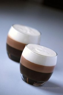 Galaretka kawowo-czekoladowa Składniki na 2 duże porcje: 2 łyżeczki żelatyny w proszku GELLWE niecała szklanka zaparzonej kawy ( u mnie rozpuszczalna Nescafe, posłodzona mocniej...