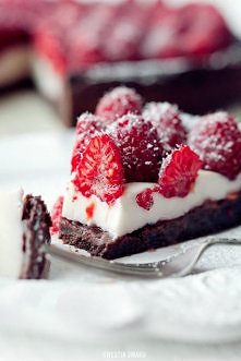 Tarta czekoladowa z panna cottą i malinami

Składniki:
Kruchy spód kakaowy:
• 125 g masła
• 125 g cukru
• 1 łyżka cukru wanilinowego lub 1 łyżeczka ekstraktu
• 1 jajko
• 200 g m...