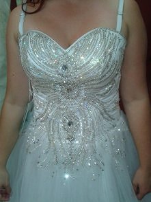 pięknie zdobiony przód sukni tylko ramiączka zmienić