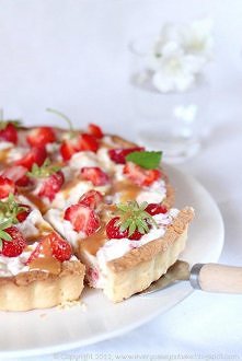 Tarta truskawkowo-migdałowa z sosem krówkowym
kruchy spód -
140 g mąki,
100 g zimnego masła, 
50 g mielonych migdałów,
50 g cukru pudru,
1 żółtko

nadzienie -
250 g mascarpone,
...