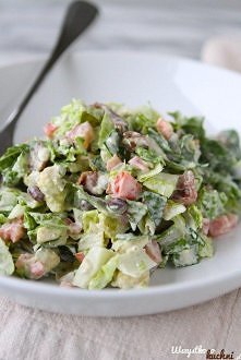 Sałatka:
Potrzebujesz: sałatę masłową i rzymską, pomidor, fasolę czerwoną, usmażony i pokruszony boczek, ogórek... Całość polana jest sosem (śmietana wymieszana z łyżeczką cukru...