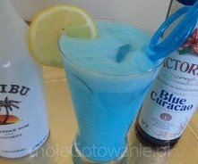 Blue Coconada:)


Czas przygotowania: 10 minut
Składniki

    1 szklanka soku ananasowego, byle nie z puszki z ananasami
    150 ml mleczka kokosowego
    150 ml Malibu
    4-5 ...