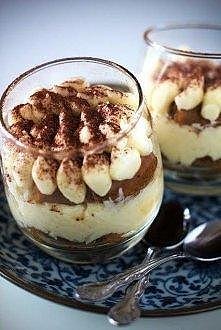 Tiramisu. Składniki: 3 jajk...