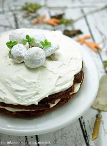 Piernik z kremem i bezowymi grzybkami