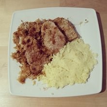 schab w kapuscie kiszonej z ziemniaczkami